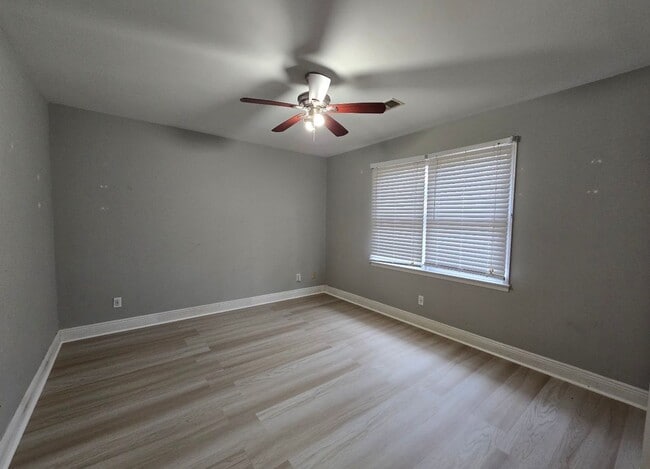 Building Photo - 117 E Clinton Dr SW