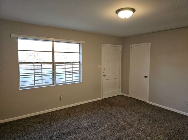 Building Photo - Newly renovated 2 bedroom, 1 bath duplex i...