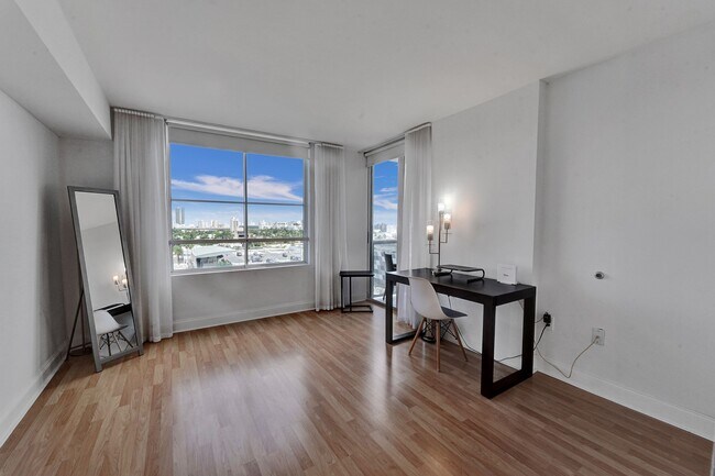 Building Photo - 1900 Sunset Harbour Dr