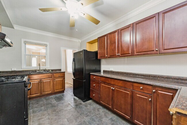 Building Photo - 3 Bedroom Townhome