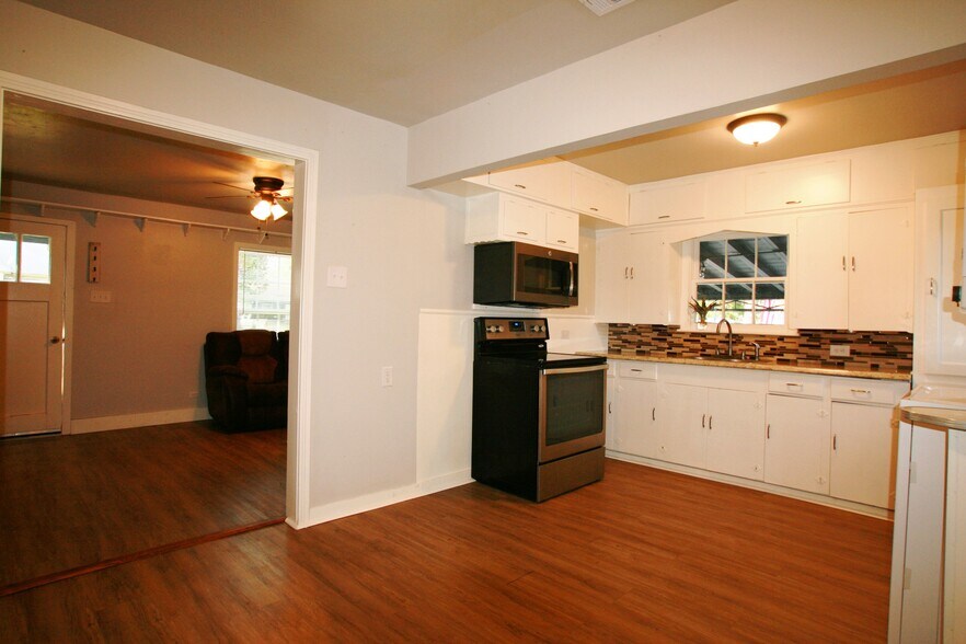 Building Photo - 404 Briggs St
