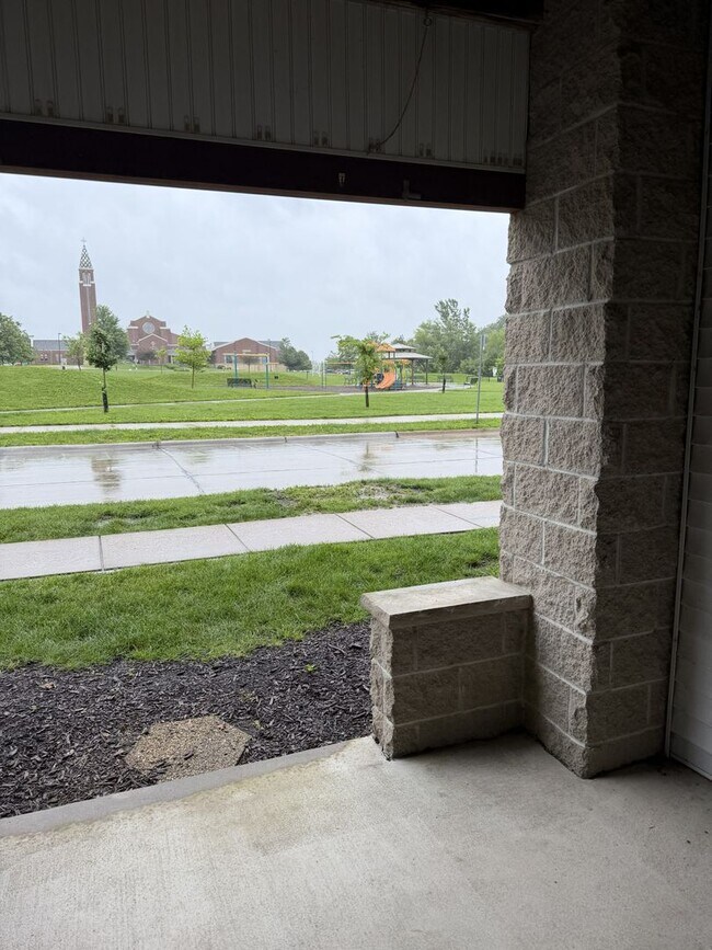 Building Photo - New Listing - 2 Bedroom, 1 Bath Condo on Northeast side of Iowa City