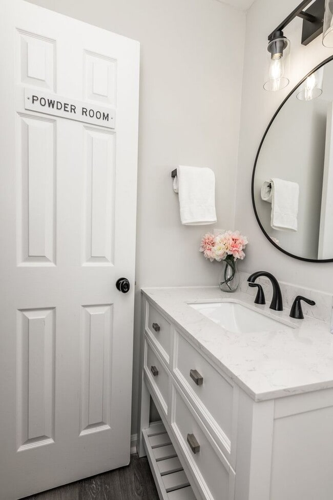 Building Photo - Charming 3 Bedroom Home with Modern Features and Spacious Outdoors!