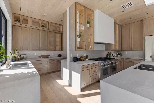 Building Photo - 2401 Driftwood Dr