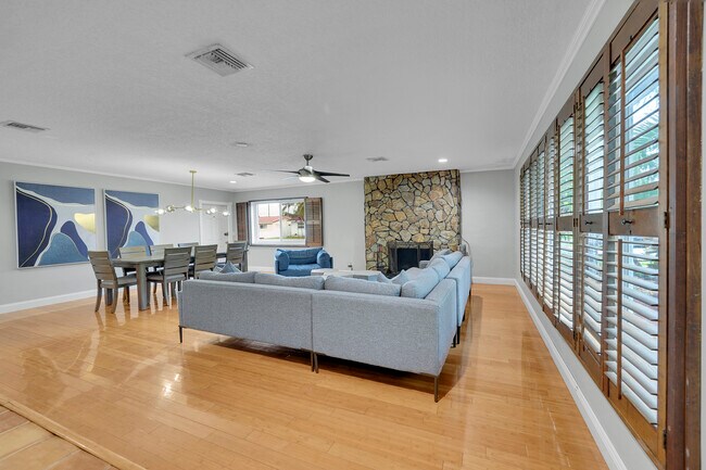 Primary Photo - 1518 N Yale Dr