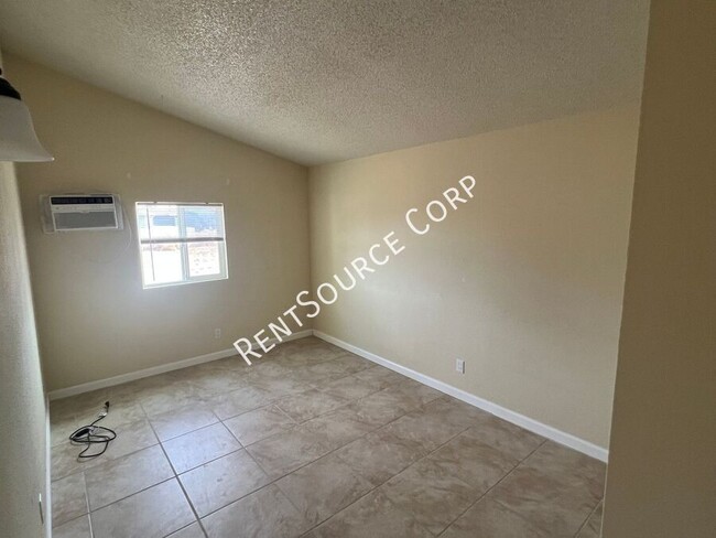 Building Photo - 2 Bedroom, 1 Bath Duplex For Rent in Calif...