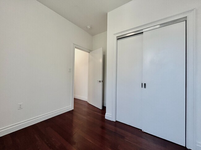 Building Photo - 607 W 137th St