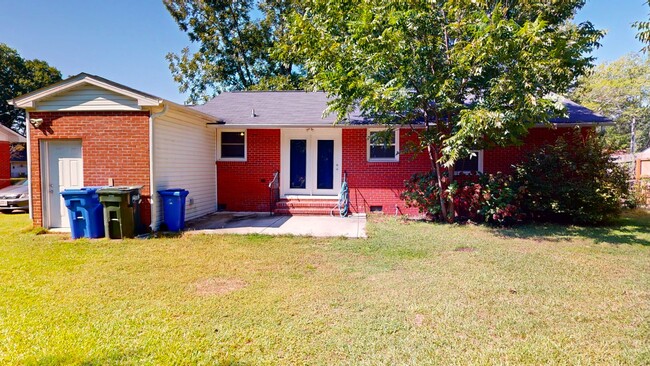 Building Photo - Fully Renovated 3 Bedroom GEM close to sho...