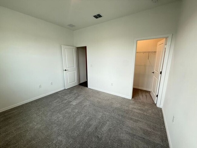 Building Photo - 4/3 Spacious Lake County Home