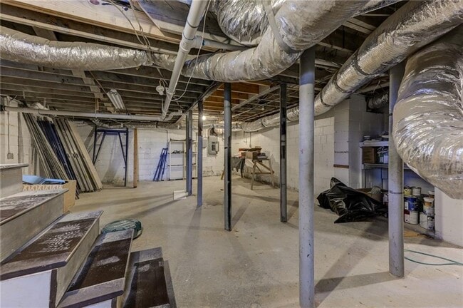 Building Photo - 2325 Elmwood Cir SE