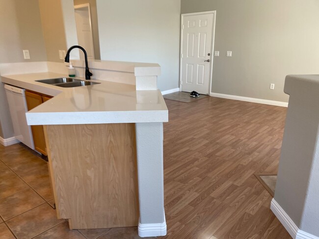 Building Photo - 2 bedroom upgraded condo in Silverado Ranch