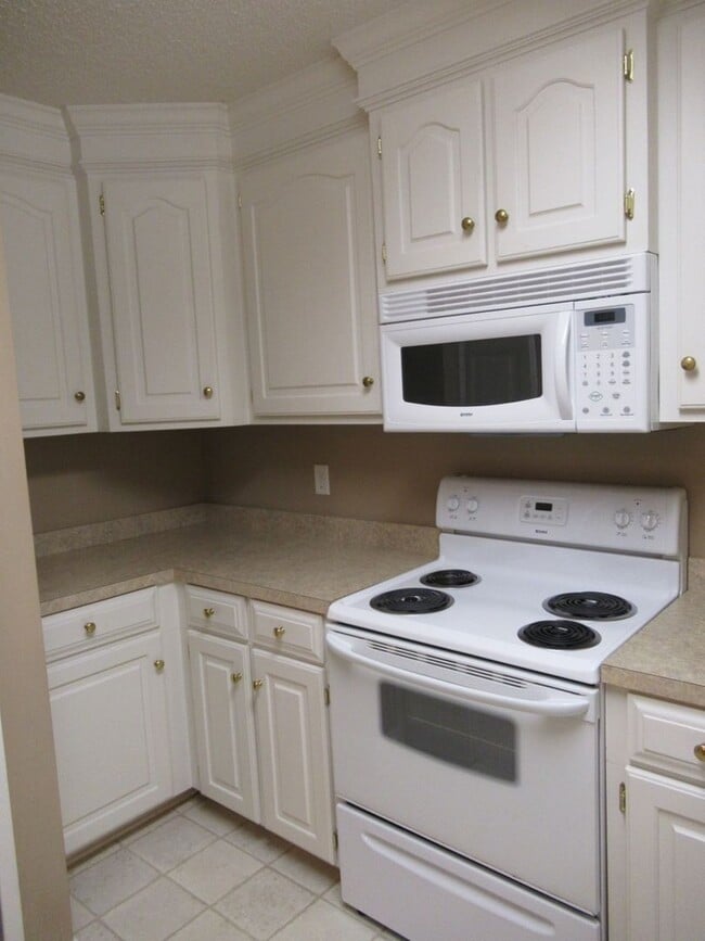 Building Photo - Landmark Pointe 3 Bedroom, 2 Bath-Lawn mai...