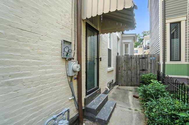 Building Photo - Two Bedroom in Newport!