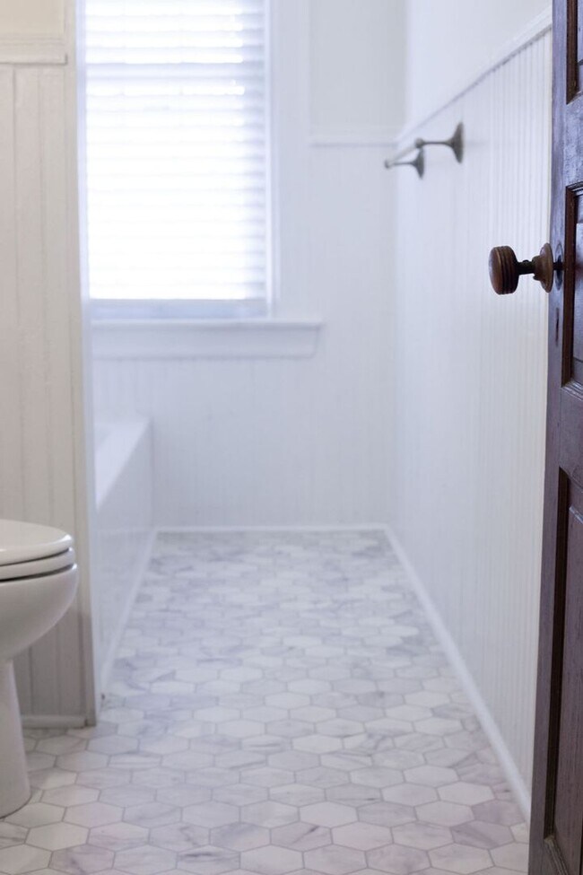 Building Photo - 220 W Chestnut St