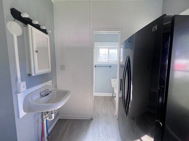 Building Photo - Large Single Family Five Bedroom Home!