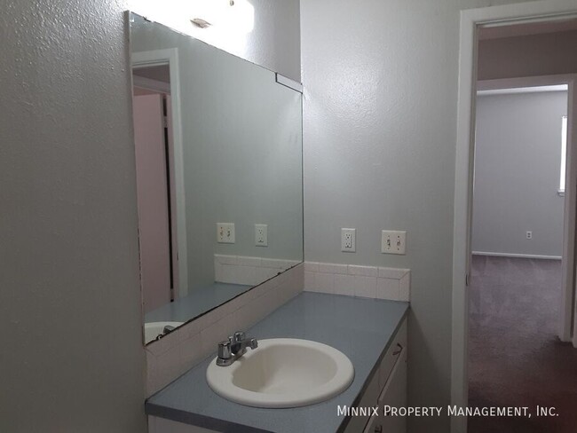 Building Photo - Plainview Apartments 2 Bedroom 1 Bath - Ca...