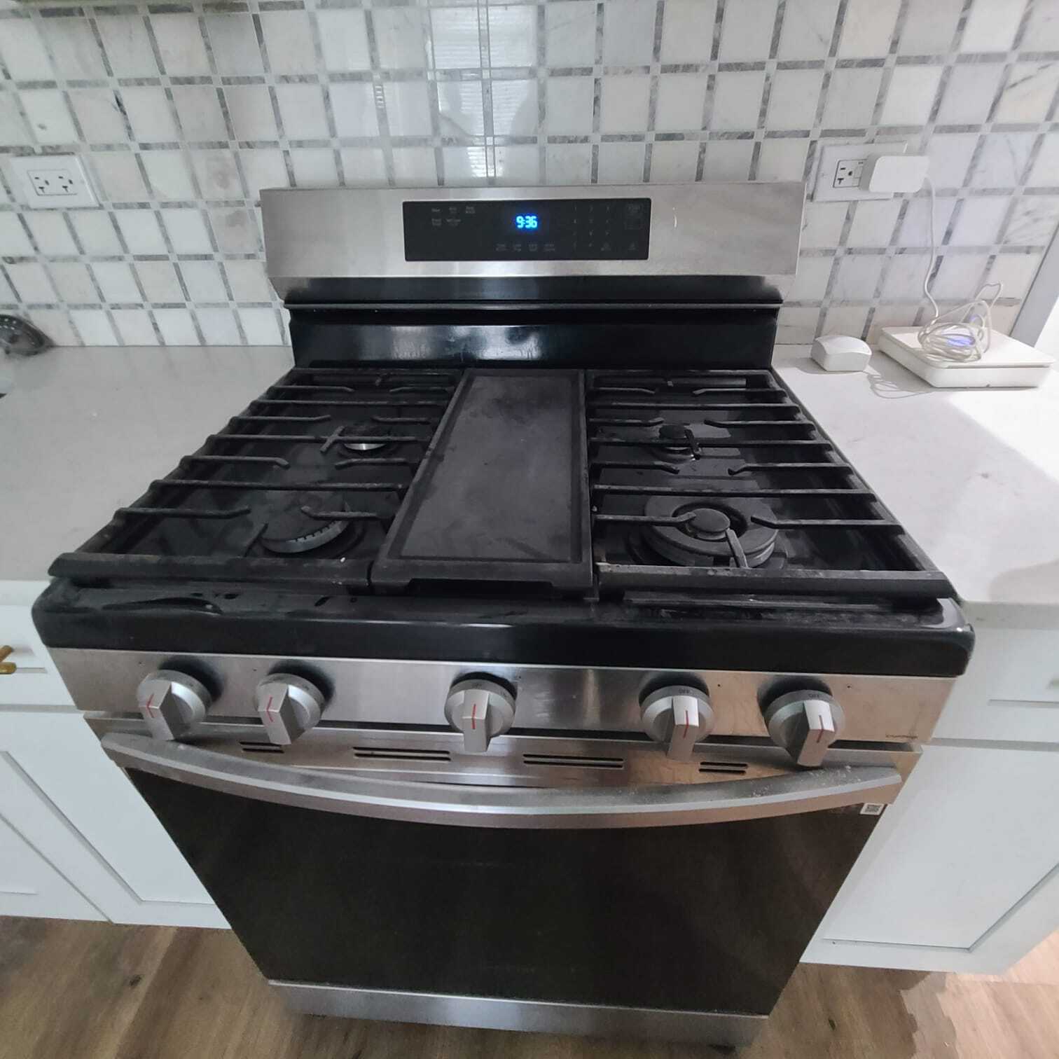 Oven/stove - 5935 S Indiana Ave