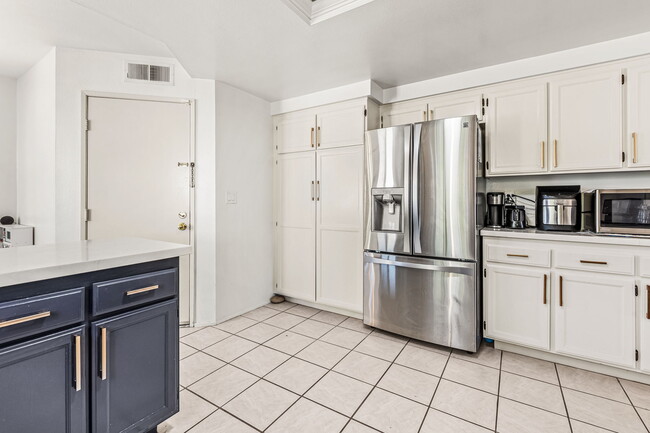 Building Photo - 2124 Redwood Crest