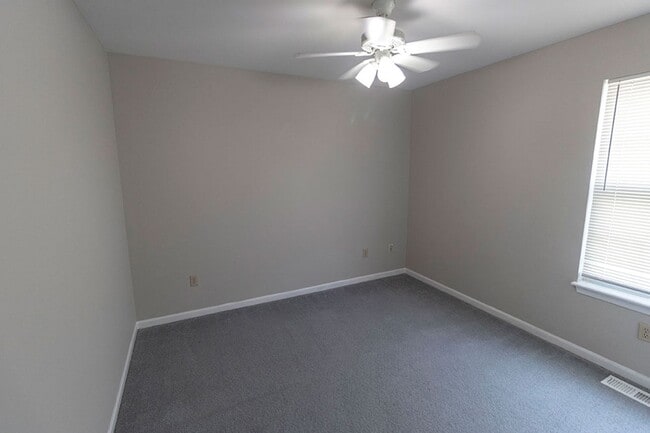 Building Photo - 212-214 Nikki Way