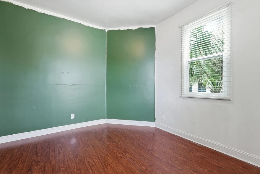 Building Photo - 309 W 41st St