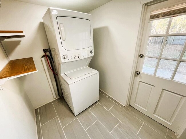 Building Photo - 10367 109th Ave