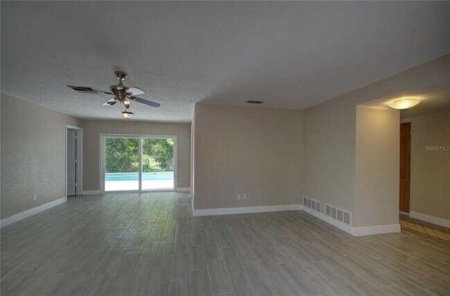 Building Photo - 904 Wellington Dr