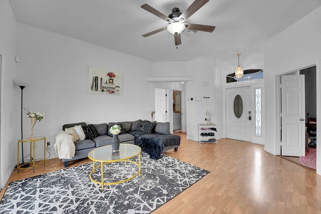 Building Photo - 333 SW Dwight Ave