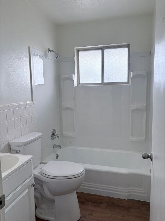 Building Photo - 2 bedroom ranch style apartment