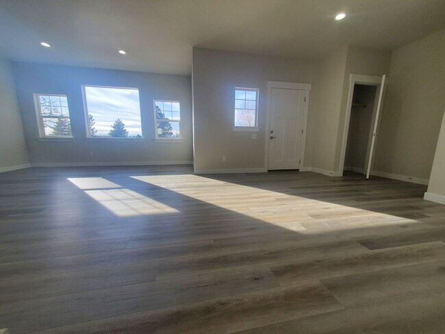 Building Photo - Updated and Very Spacious 3 Bedroom Townho...