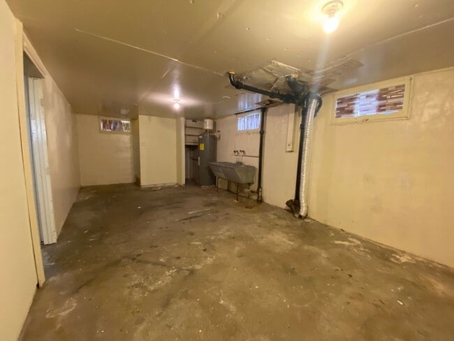 Building Photo - Duplex With Lots Of Room