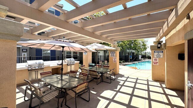 Building Photo - Beautiful Tri-Level 3BD/2BA Townhome in Greystone at Eastlake – Eastlake Chula Vista