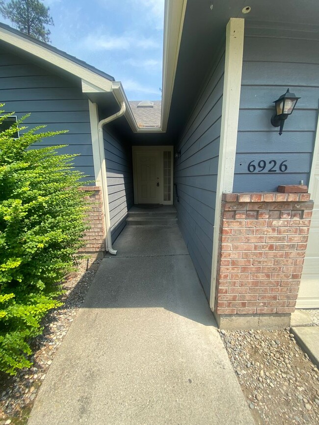 Building Photo - 6926 N Old Fort Dr