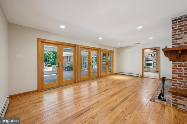 Building Photo - 3574 Glenway Rd