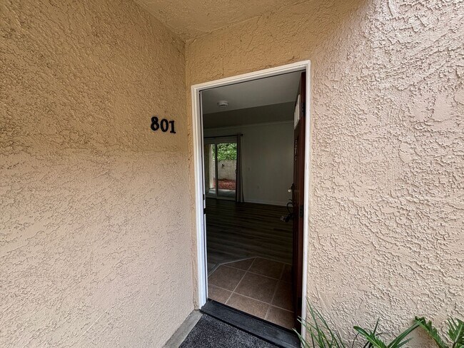 Building Photo - Updated one bedroom is ready for its new r...