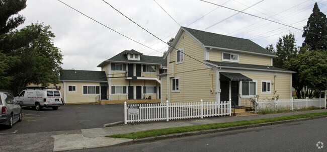 Primary Photo - West Tabor Apartments