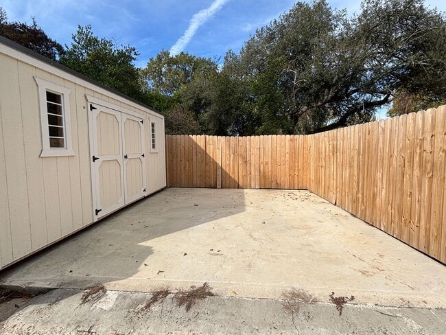 Building Photo - CHARMING FURNISHED BROADMOOR HOME