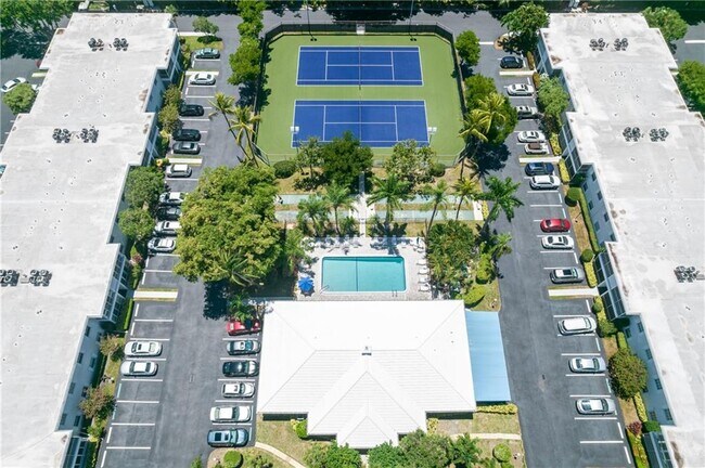 Building Photo - 6295 Bay Club Dr