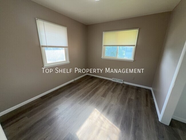 Building Photo - 2425 Welbeck Rd