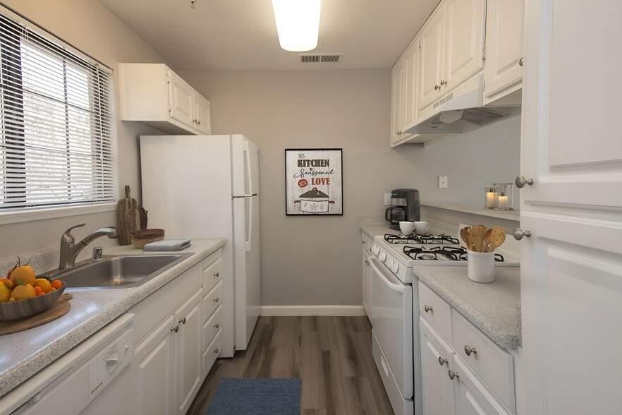 Kitchen - Foothill Terrace Apartments