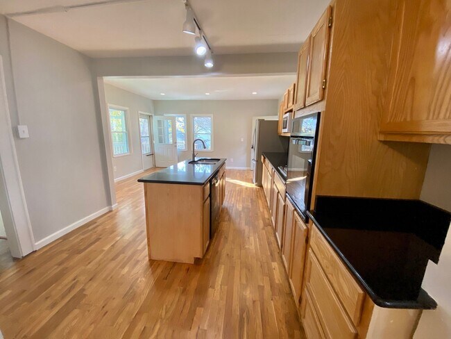 Building Photo - 40 Larchmont Rd