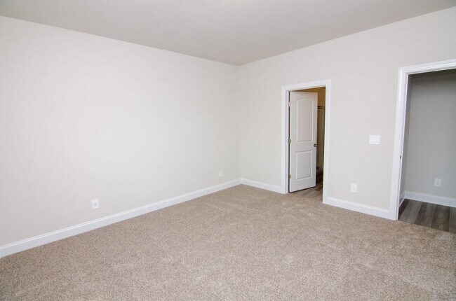 Building Photo - 4960 Trail Ridge Ct