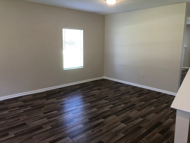 Building Photo - Large 5 Bedroom, 3 Bathroom Single Family ...