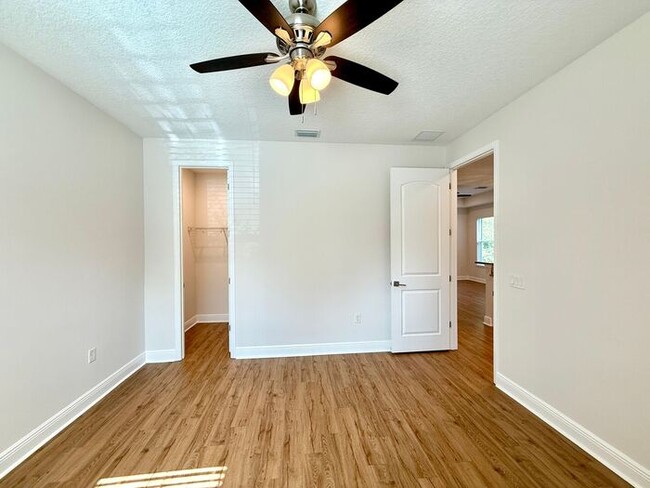 Building Photo - Gorgeous, Modern 2/2 Duplex in Orange City!