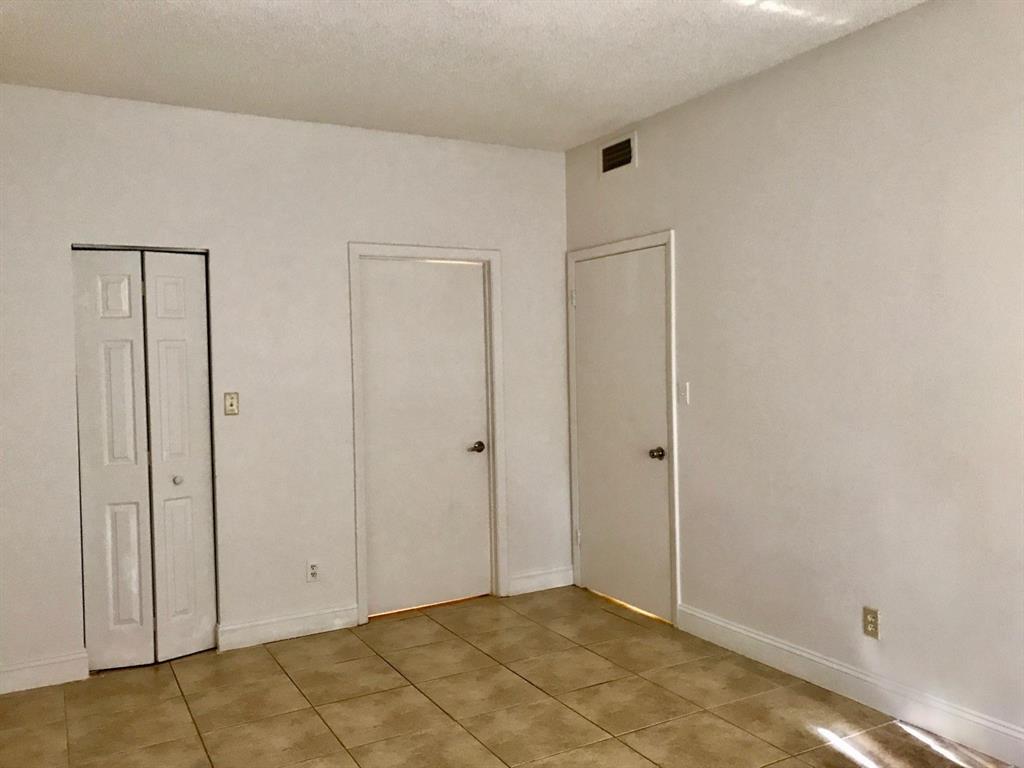 Building Photo - 660 Cypress Club Way