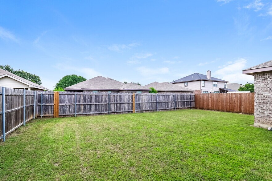 Building Photo - 7617 Hollow Forest Dr