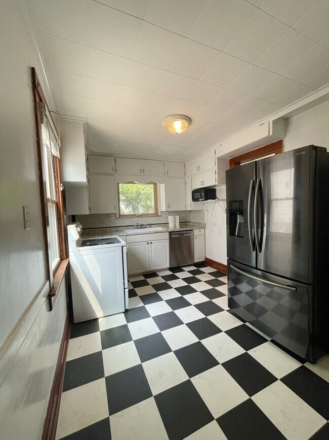 Building Photo - Three Bedroom House on Main St! | Parking, Laundry, and Central Air