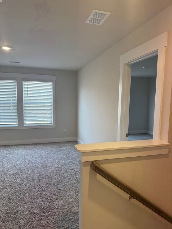 Building Photo - Great Price and location!