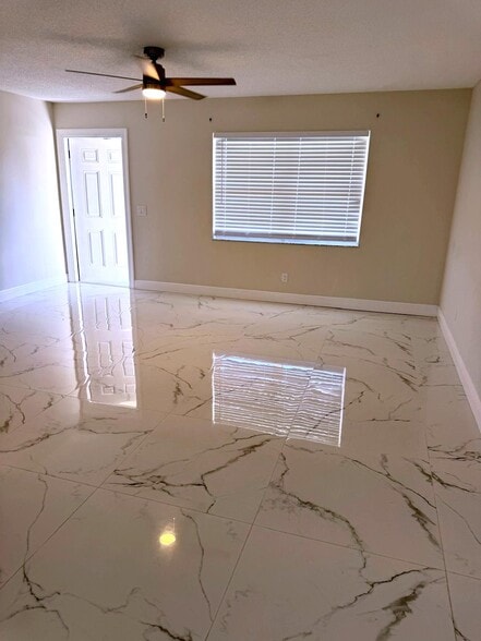 Building Photo - 699 NW Riverside Dr