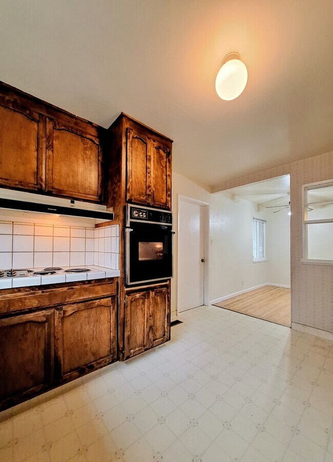 Building Photo - Charming Single Story 3bd House with Large Yard!