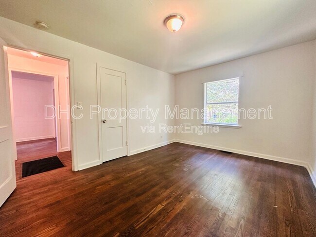 Building Photo - 2125 Larchwood Rd SW